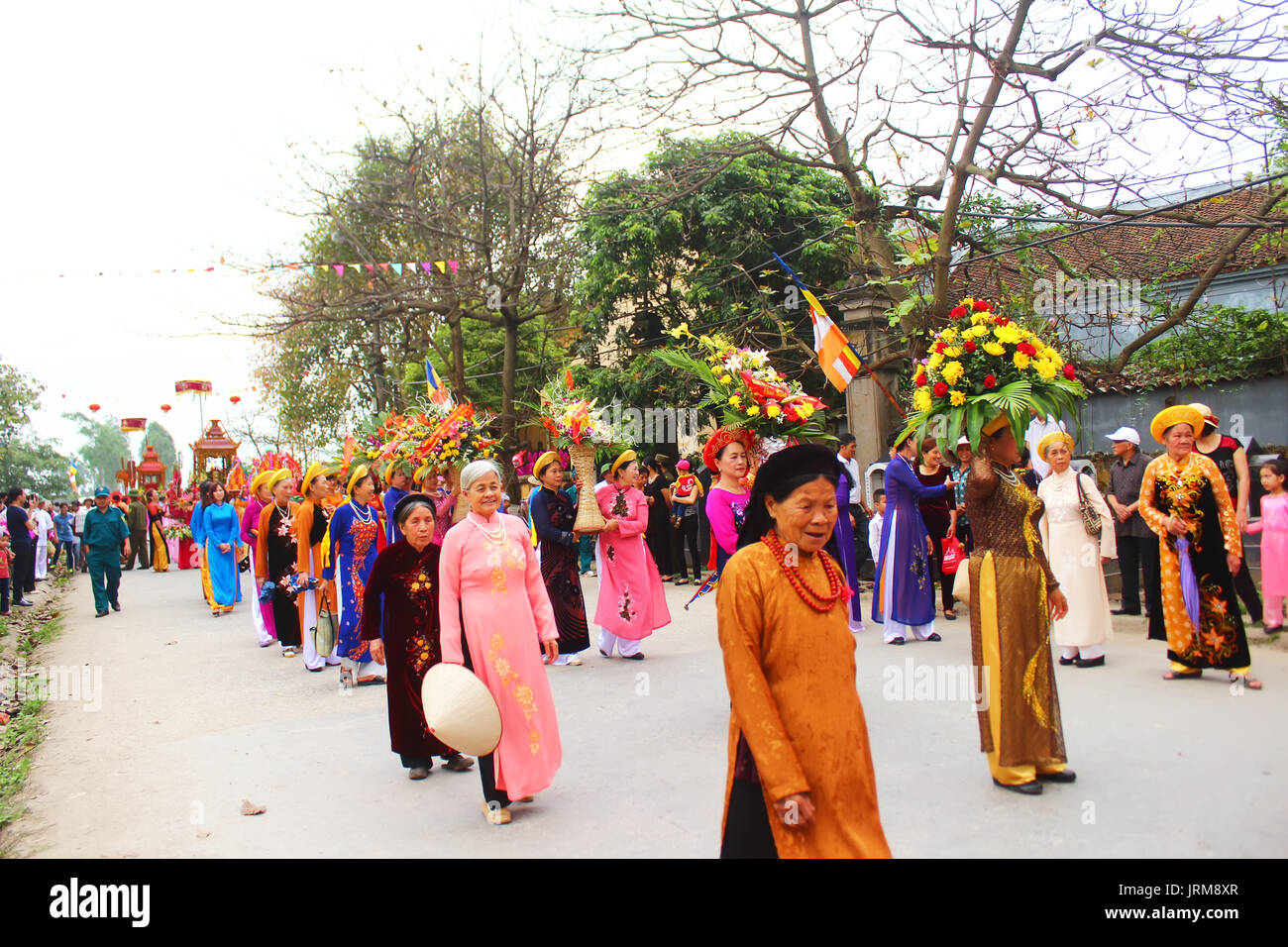 Haiduong, Vietnam, Mars, 31, 2015 : groupe de personnes participant à des festivals traditionnels Banque D'Images