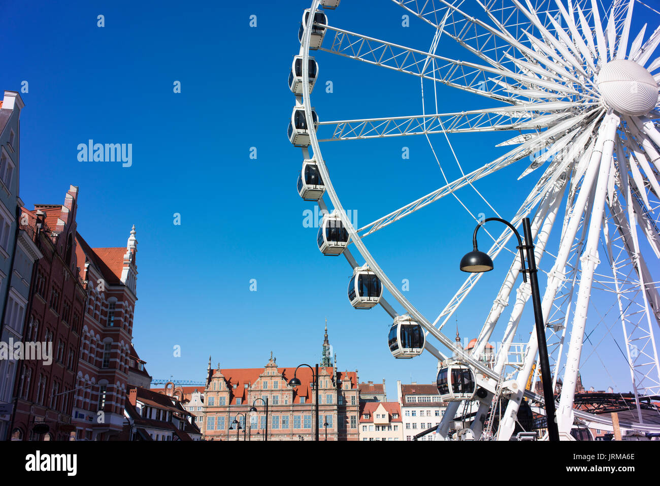 Gdansk 'Amber Sky' grande roue dans la vieille ville. Banque D'Images