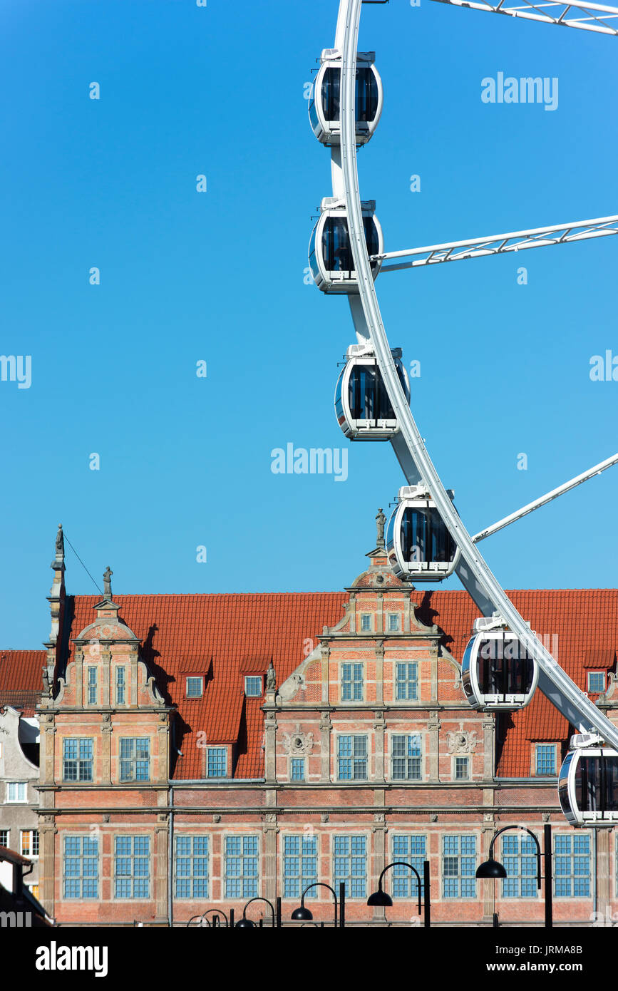 Gdansk 'Amber Sky' grande roue dans la vieille ville. Banque D'Images