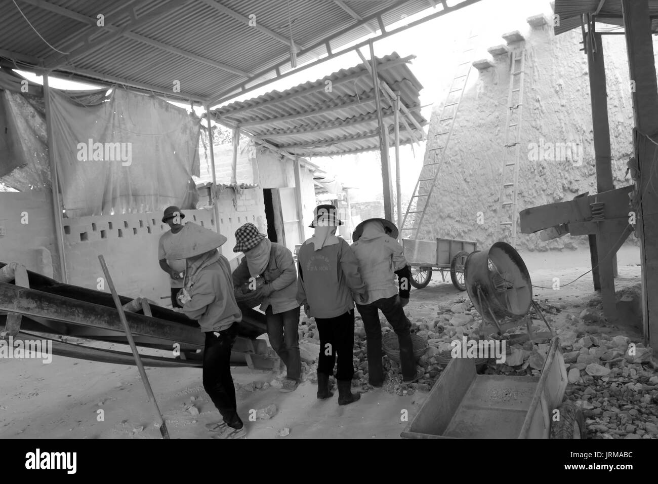 HAI Duong, Vietnam, 20 avril : les travailleurs travaillant en four à chaux sur le 20 avril 2014 à Hai Duong, Vietnam Banque D'Images