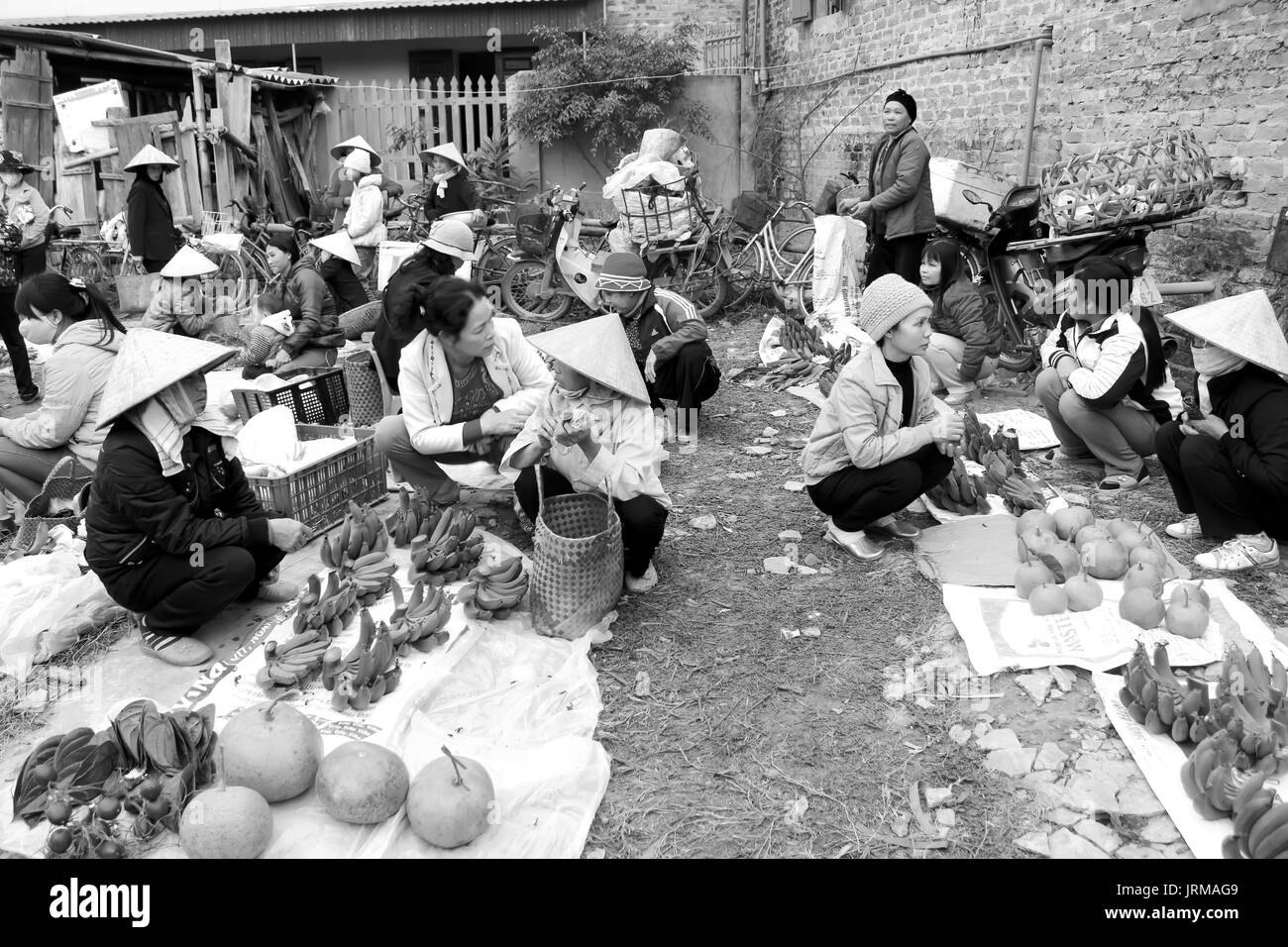 HAI Duong, Vietnam, avril, 10 femmes asiatiques : vente de fruits sur le marché, 10 avril à Hai Duong, Vietnam. Banque D'Images