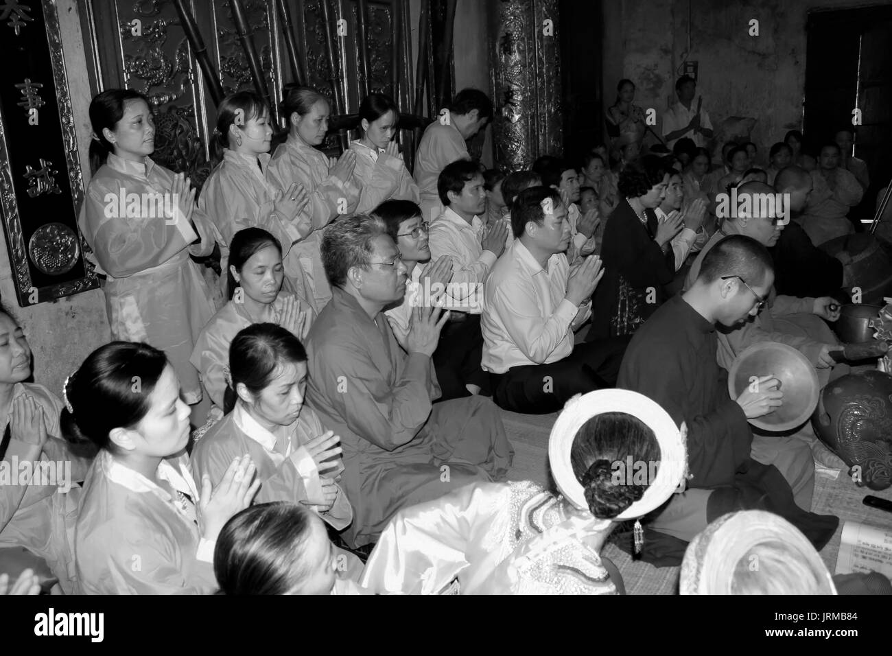 HAI Duong, Vietnam, 12 septembre : les visiteurs de l'encens cérémonie à Kiep Bac tempel le 12 septembre 2013 à Hai Duong, Vietnam. Kiep Bac tempel wa Banque D'Images