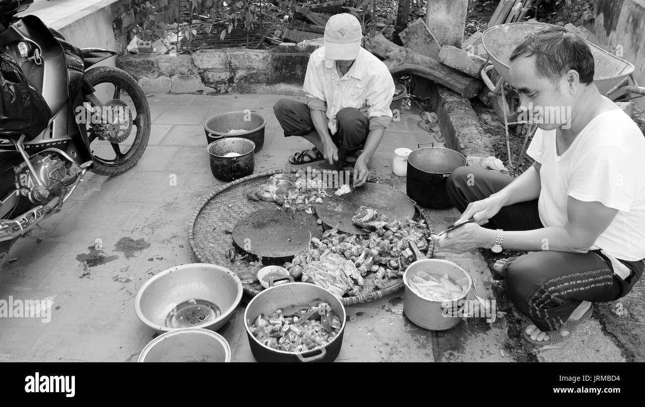 HAI Duong, Vietnam, novembre, 20 hommes d'Asie : l'abattage de chiens Cook le 20 novembre 2013 à Hai Duong, Vietnam. Banque D'Images