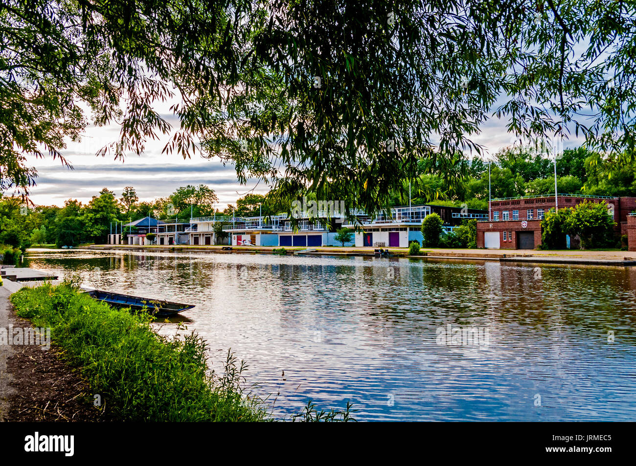 Les hangars à bateaux des collèges d'Oxford ; Bootshäuser der collèges à Oxford an der Themse Banque D'Images