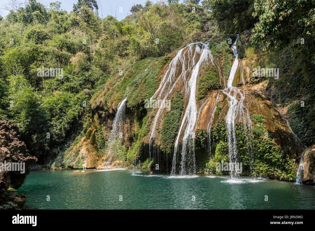 Cascade et piscine en région éloignée de Meghalaya, en Inde Banque D'Images