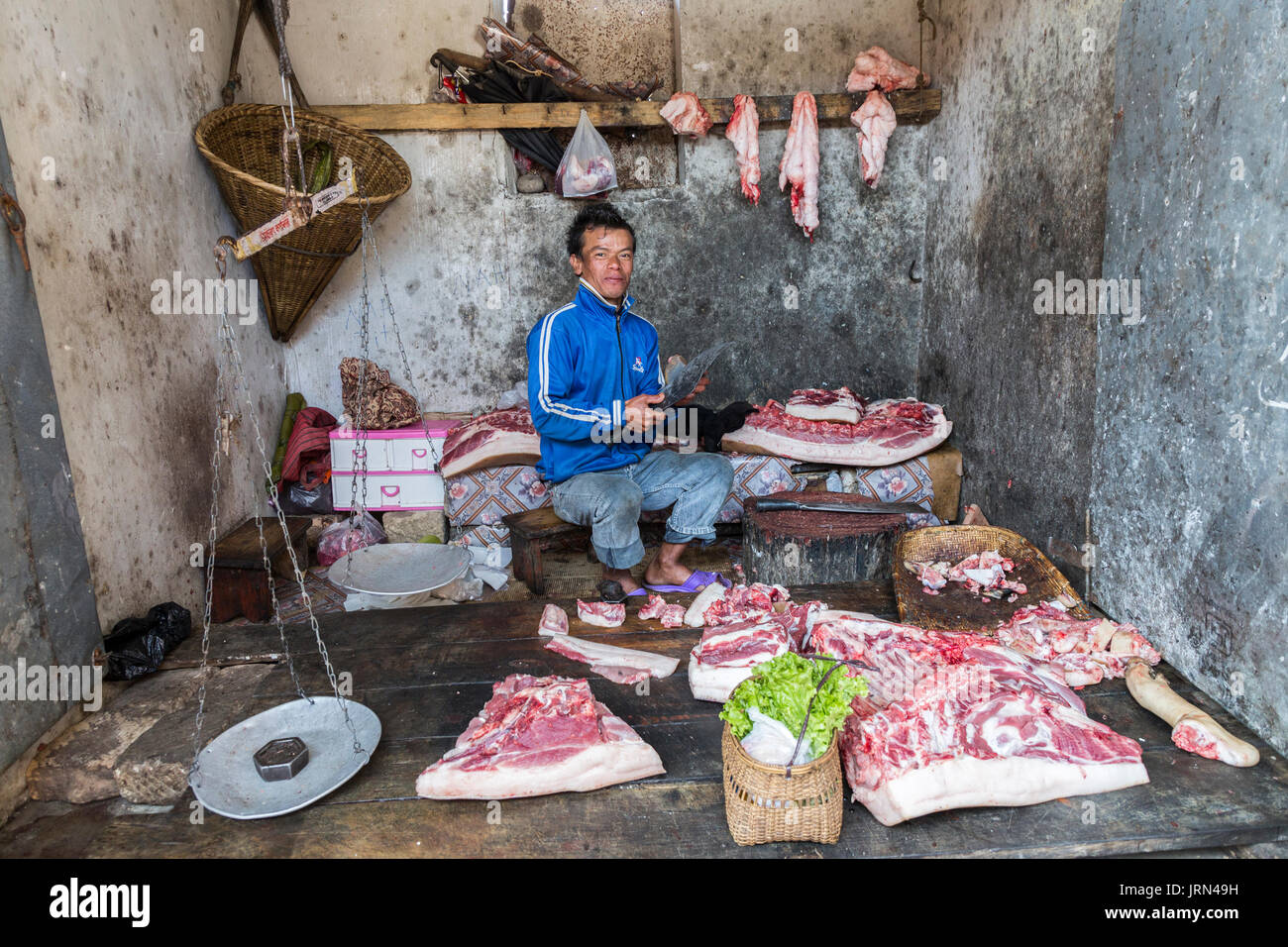 Boucher vendant de la viande, Mawsynram, Meghalaya, en Inde Banque D'Images