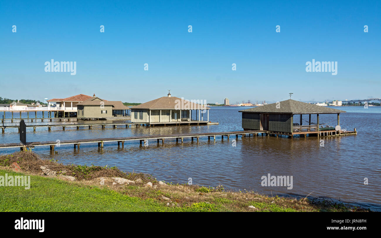 Le hangar à bateaux, vue depuis la plage de Shell Beach Drive, Lake Charles, Louisiane, paroisse Calcasieu Banque D'Images