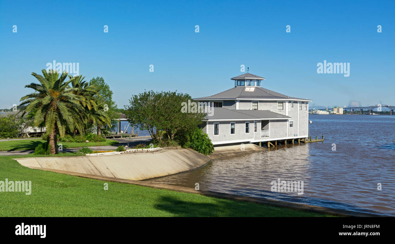 Le hangar à bateaux, vue depuis la plage de Shell Beach Drive, Lake Charles, Louisiane, paroisse Calcasieu Banque D'Images