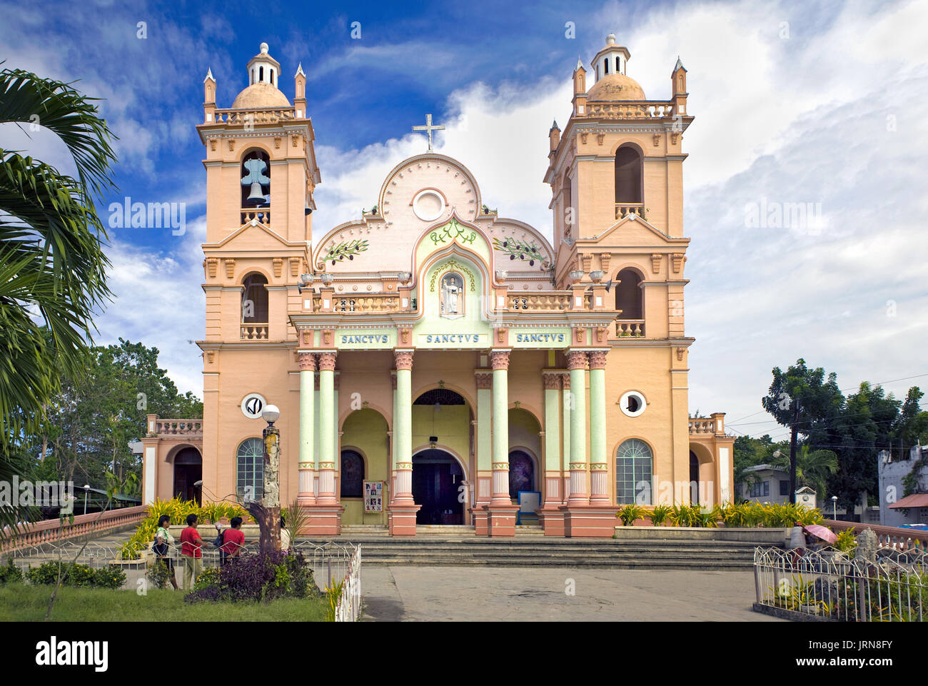 Façade de 160 ans de la cathédrale catholique de l'Archidiocèse et culte de saint Vincent Ferrer à Bogo Ville, île de Cebu, Philippines. Banque D'Images