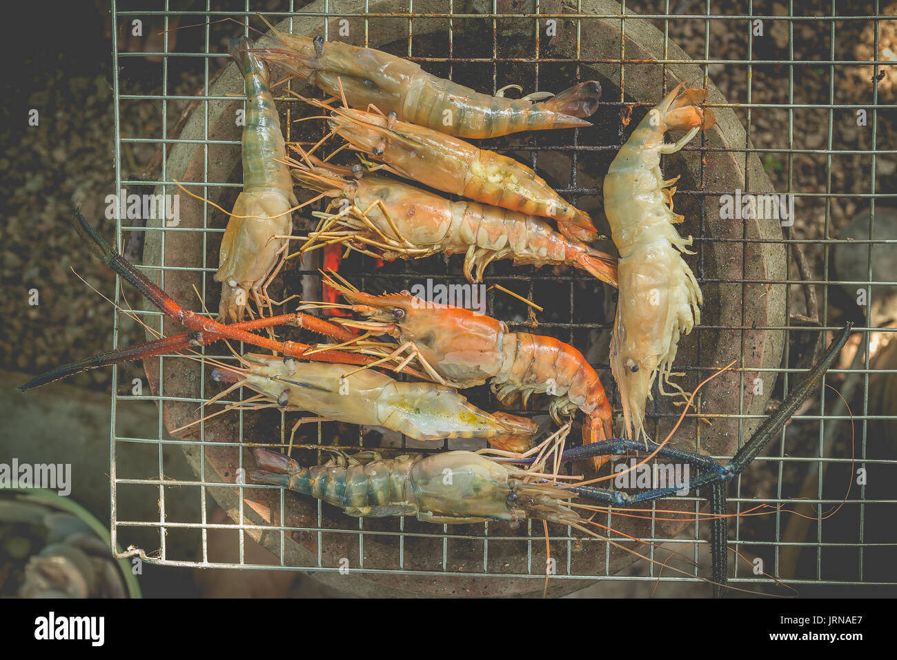 Crevettes grillées avec du beurre et de la rivière d'herbe sur flaming grill Banque D'Images