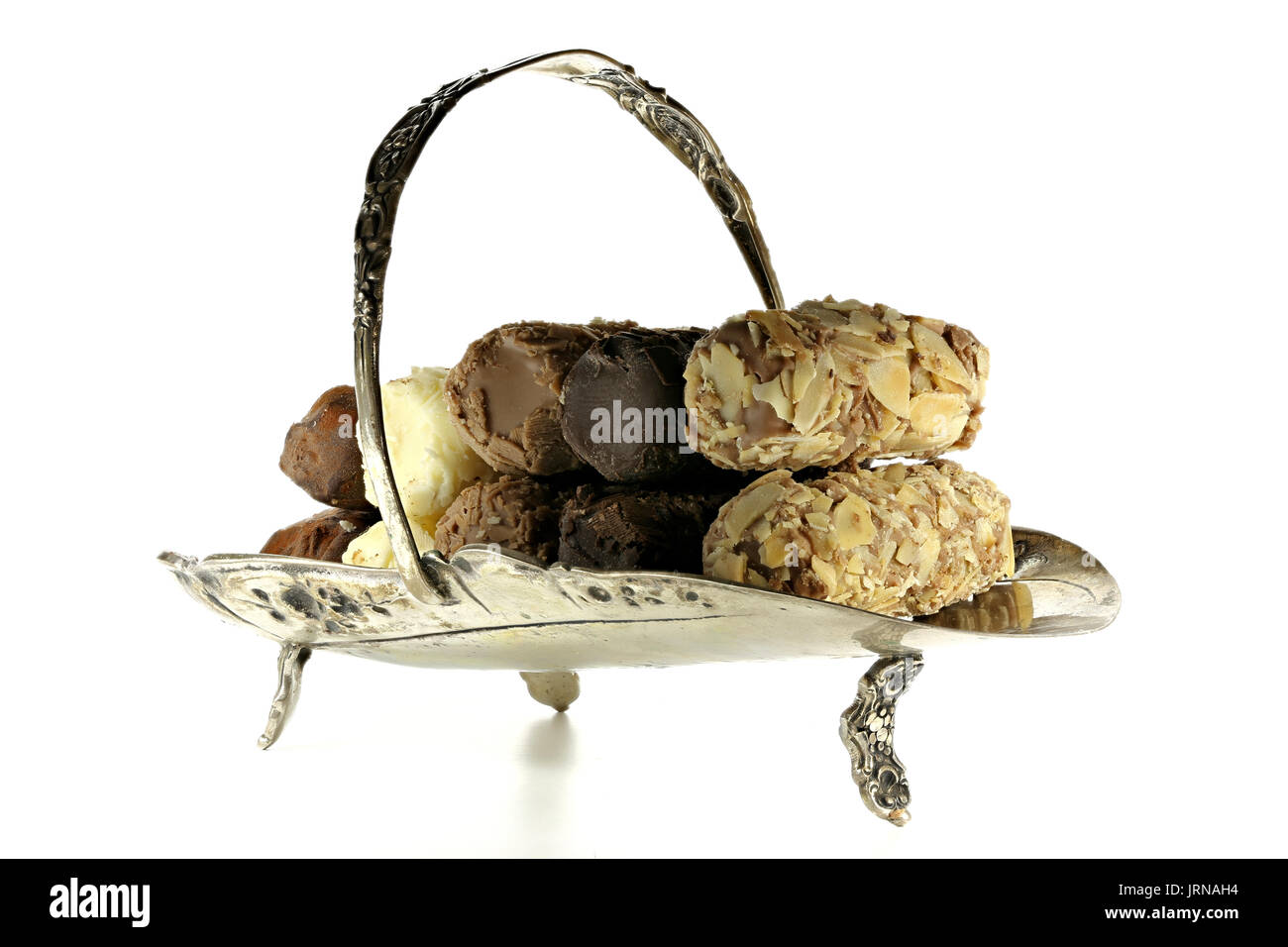 Plateau d'argent avec des truffes au chocolat belge isolé sur fond blanc Banque D'Images