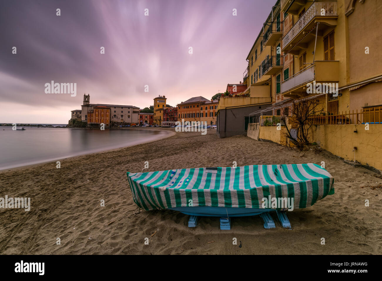 La Baia del silenzio è un classico scorcio del Levante ligure situato a Sestri Levante |La baie du silence est un aperçu de la mer Ligure est situé à Sestri Levante Banque D'Images