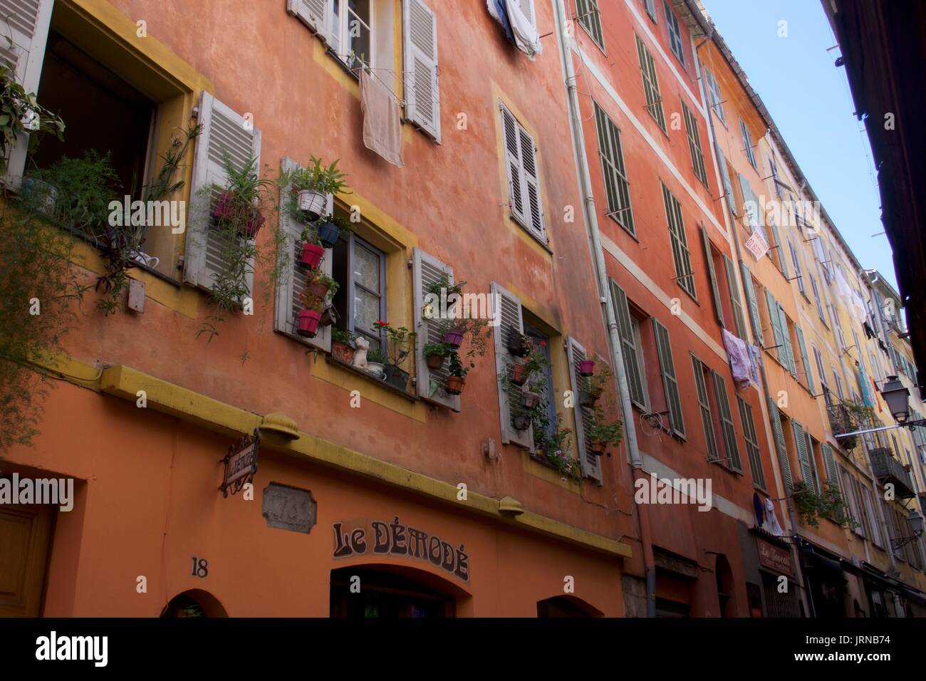 Appartements traditionnels de la vieille ville et panneau de restaurant au-dessus de l'entrée, Nice, France Banque D'Images