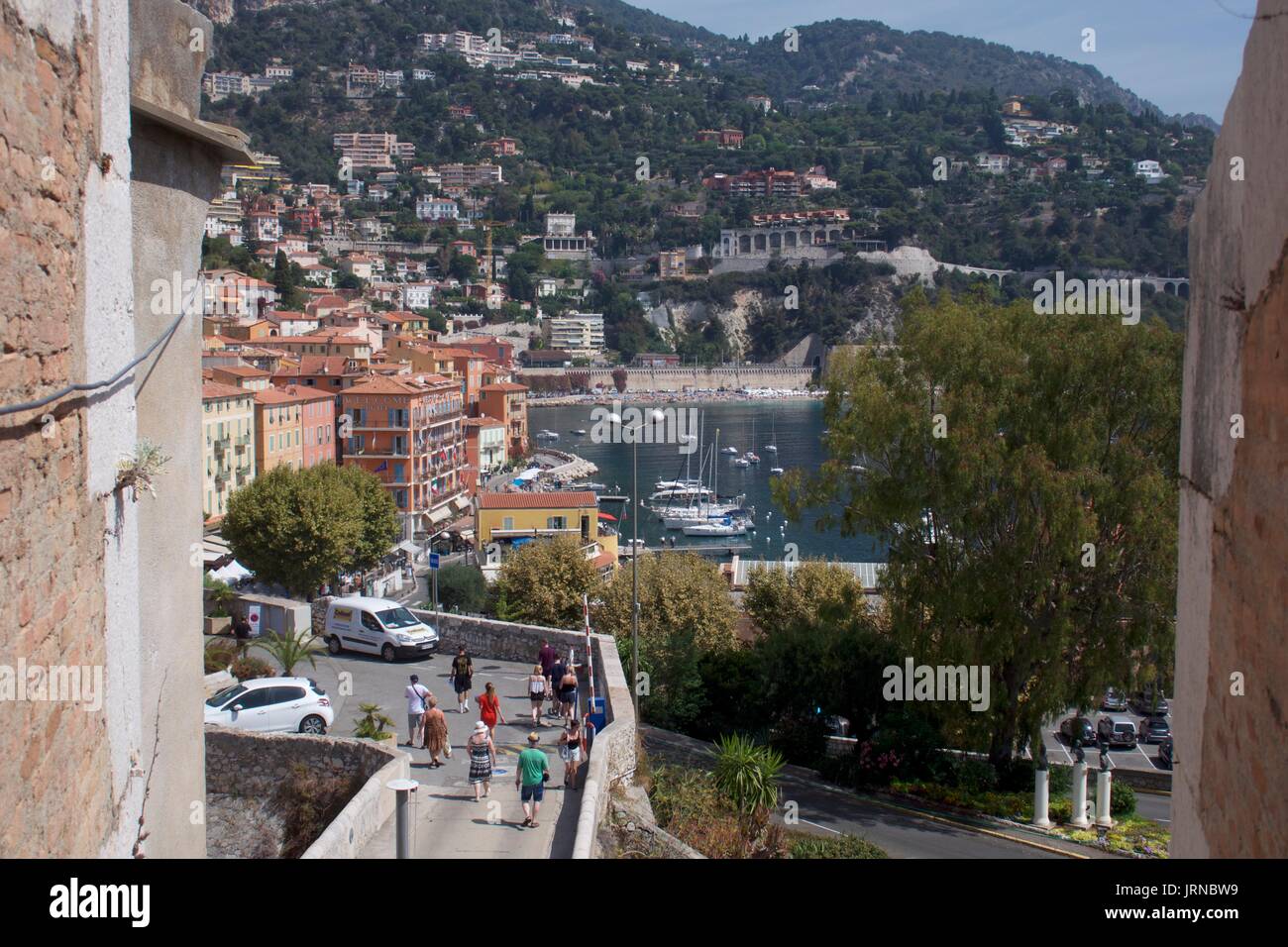 Vue imprenable sur les touristes se promenant près de la côte, Nice, France Banque D'Images