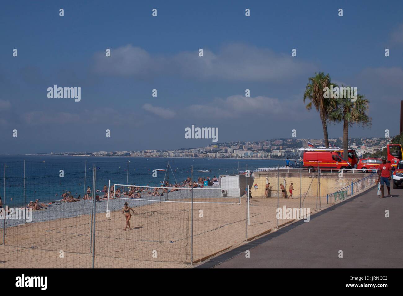 Vue sur le terrain de Beach-volley et les touristes sur la plage, Nice, France Banque D'Images