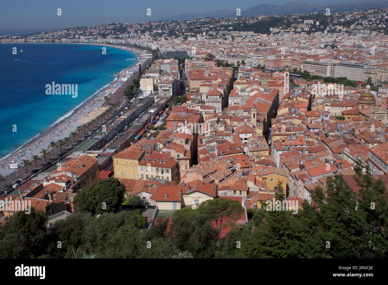 Paysage urbain en grand angle avec toits et côtes, Nice, France Banque D'Images