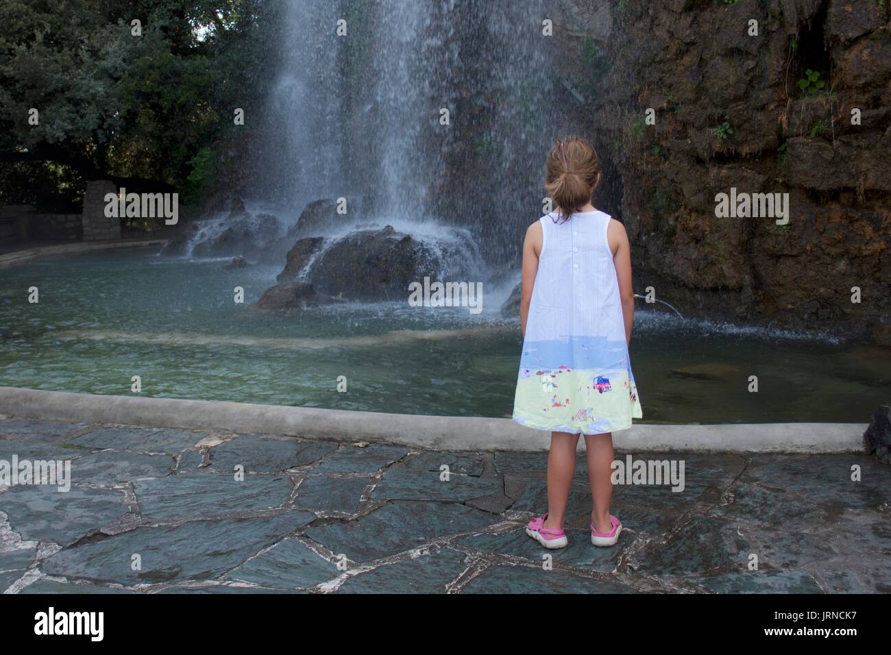 Vue arrière de la cascade d'observation des filles, Nice, France Banque D'Images