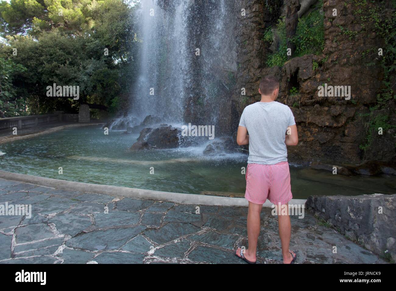 Vue arrière de la cascade d'observation touristique mâle, Nice, France Banque D'Images