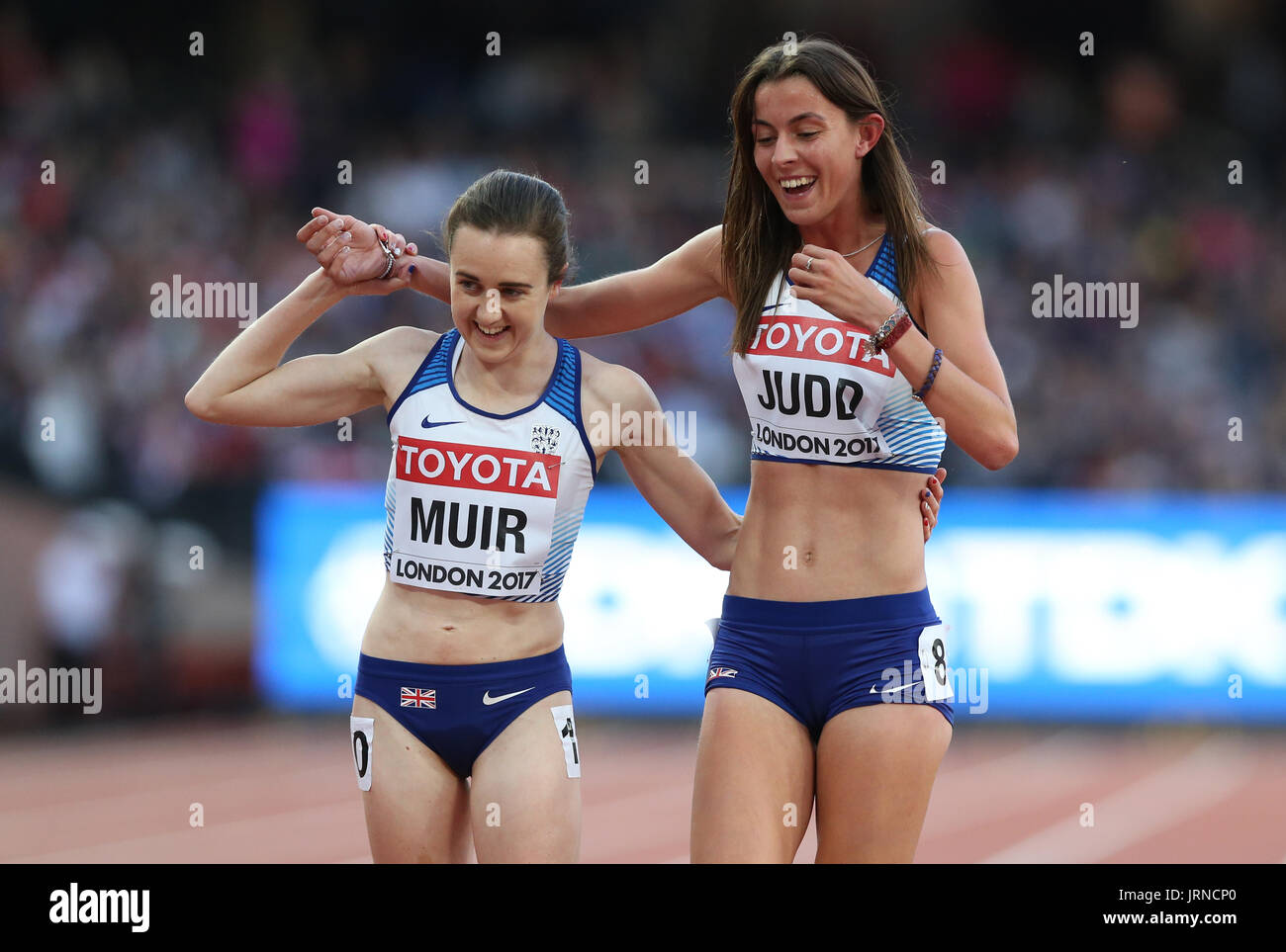 Grande-bretagne Laura Muir et Jessica Judd célébrer après le 1500m femmes semi-finale deux au cours de la deuxième journée du Championnat du Monde de l'IAAF de 2017 à la London Stadium. Banque D'Images