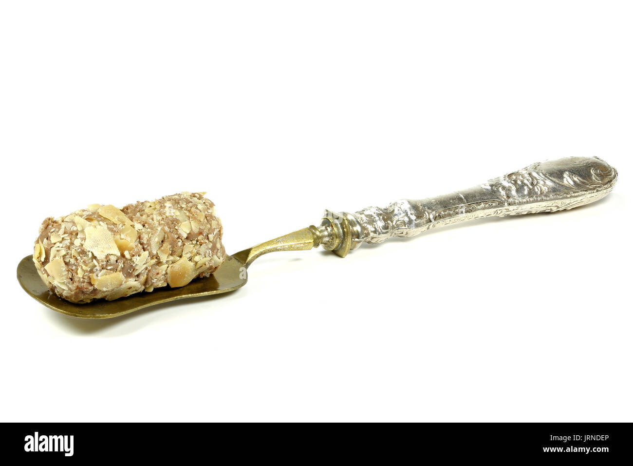Cuillère en argent avec des truffes au chocolat belge isolé sur fond blanc Banque D'Images