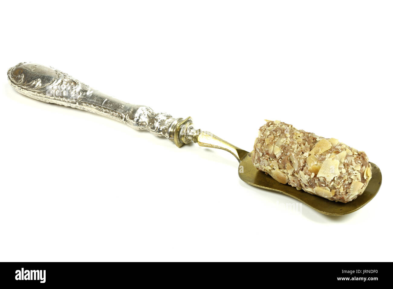 Cuillère en argent avec des truffes au chocolat belge isolé sur fond blanc Banque D'Images