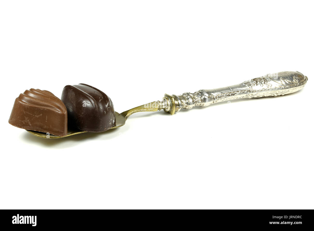 Cuillère en argent de chocolat belge pralines isolé sur fond blanc Banque D'Images