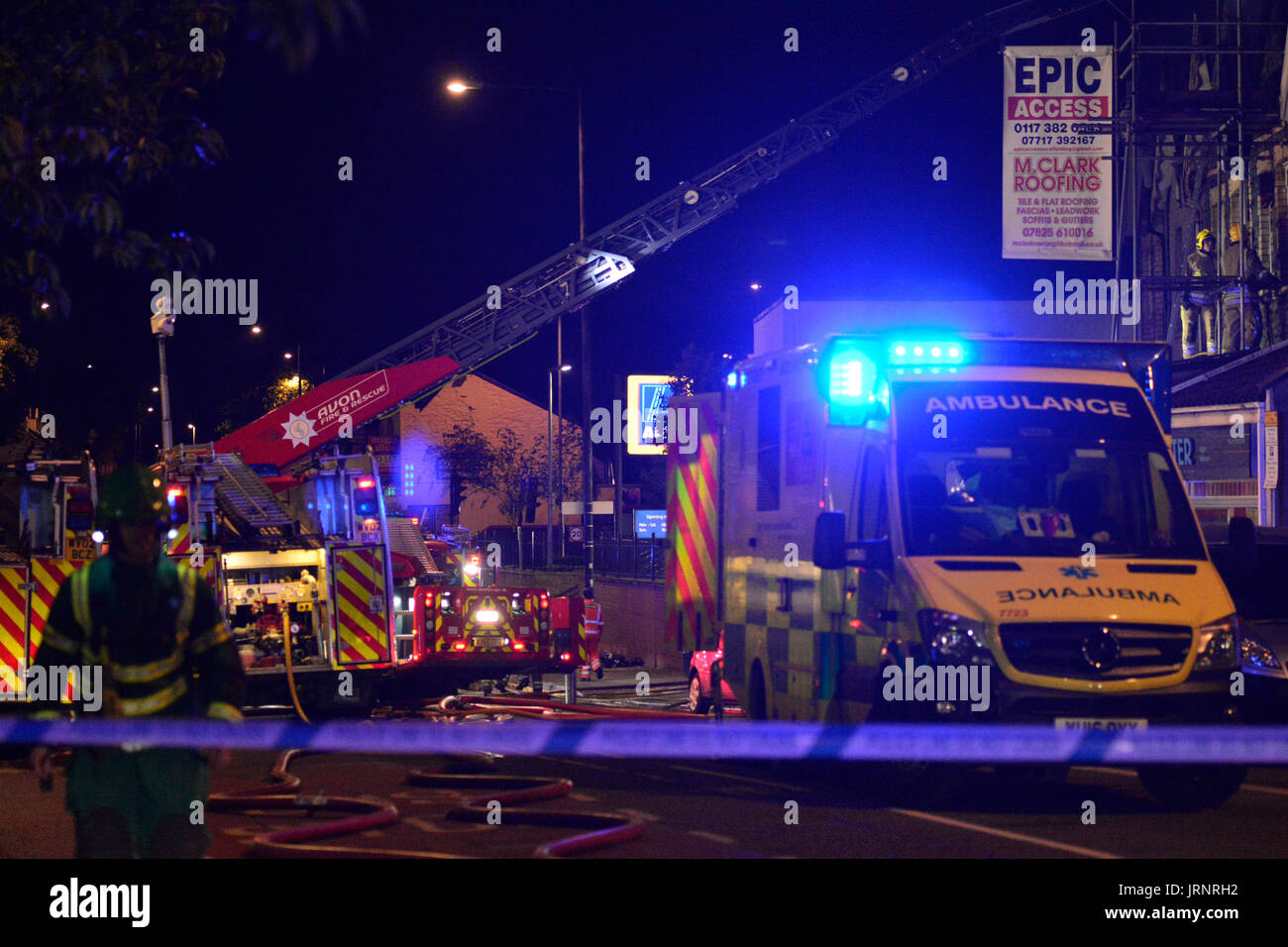 Bristol, Royaume-Uni. 5 août, 2017.mise à jour. l'homme est mort et la femme dans des blessures mettant la vie en danger un immense incendie ferme fishponds road à bristol pendant plusieurs heures. l'incendie faisait rage au-dessus de certains magasins, des rapports deux personnes ont été secourues. Avon et somerset ont assisté à des services d'incendie et utilisé une échelle avec des pompiers qui ont pulvérisé de l'eau sur le feu. sa été dit par un membre du public qu'elle a commencé dans l'appartement au-dessus d'dayzeeks et réparties dans des appartements voisins. robert timoney/Alamy live news Banque D'Images