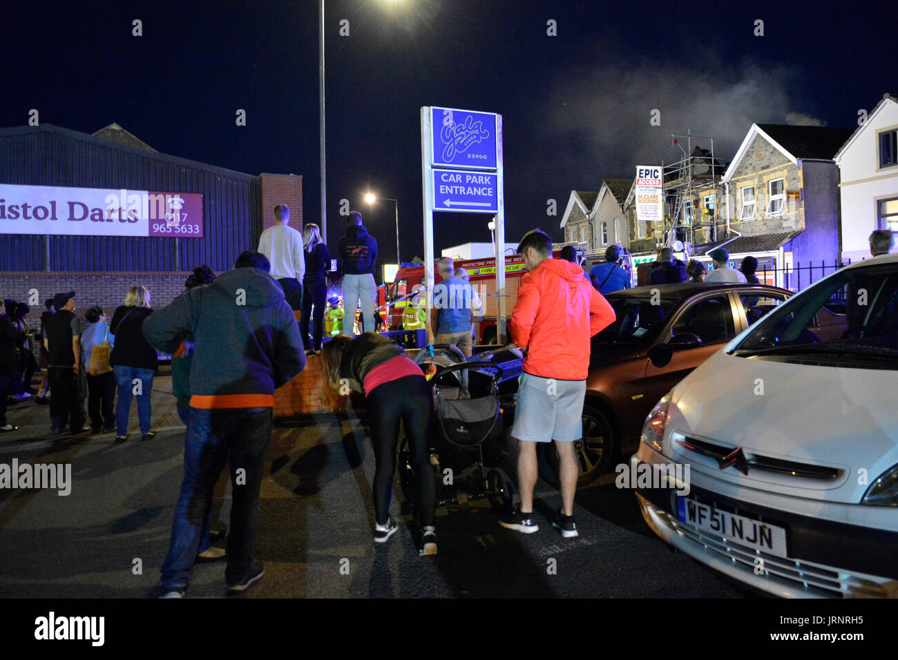 Bristol, Royaume-Uni. 5 août, 2017.mise à jour. l'homme est mort et la femme dans des blessures mettant la vie en danger un immense incendie ferme fishponds road à bristol pendant plusieurs heures. l'incendie faisait rage au-dessus de certains magasins, des rapports deux personnes ont été secourues. Avon et somerset ont assisté à des services d'incendie et utilisé une échelle avec des pompiers qui ont pulvérisé de l'eau sur le feu. sa été dit par un membre du public qu'elle a commencé dans l'appartement au-dessus d'dayzeeks et réparties dans des appartements voisins. robert timoney/Alamy live news Banque D'Images