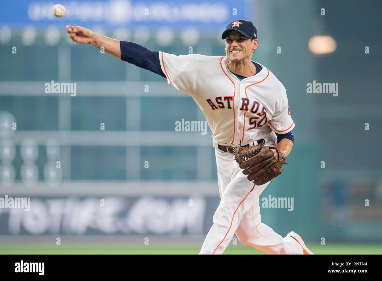 5 août 2017 : le lanceur partant des Houston Astros Charlie Morton (50) emplacements pendant un match entre les Astros de Houston et les Blue Jays de Toronto au Minute Maid Park de Houston, TX. Trask Smith/CSM Banque D'Images