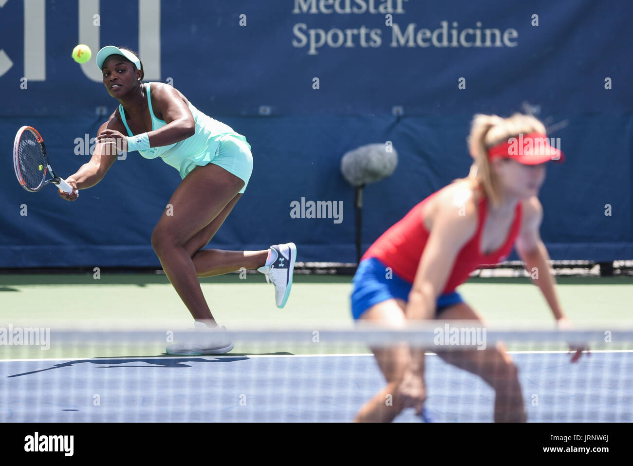 Washington, D.C., USA. 5 Août, 2017. SLOANE STEPHENS hits une demi-finale retour de service pendant son match de double avec son partenaire Eugénie Bouchard au Citi Ouvrir au Rock Creek Park Tennis Center à Washington, DC Crédit : Kyle Gustafson/ZUMA/Alamy Fil Live News Banque D'Images