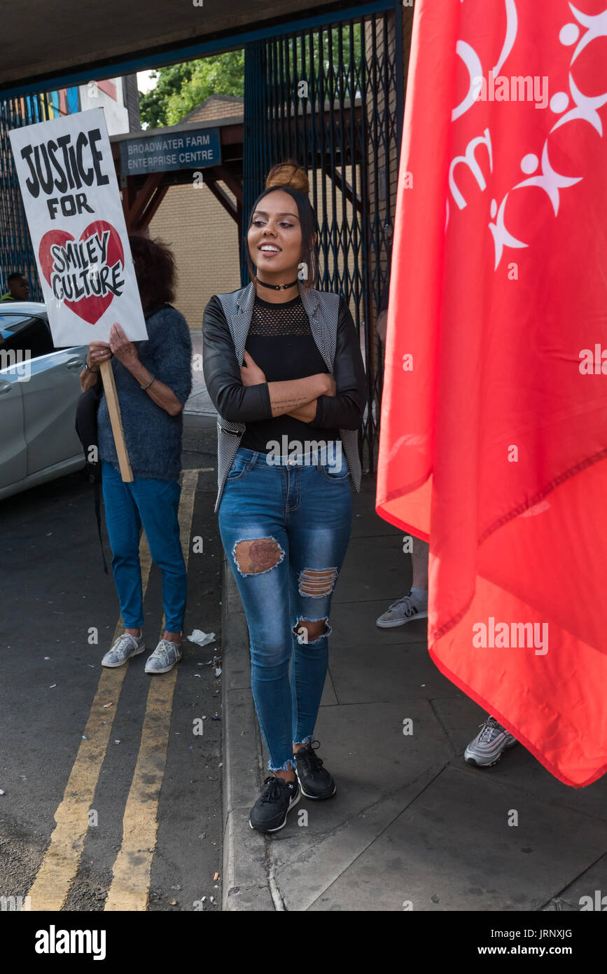 Londres, Royaume-Uni. 4e août, 2017. Londres, Royaume-Uni. 4 août 2017. Les gens attendent pour le début de la marche de Broadwater Farm à un rassemblement à Tottenham de police de se rappeler la mort de Mark Duggan, sur le sixième anniversaire de son assassinat par la police, et aussi la police meurtre d'autres membres de la communauté de Tottenham - Cynthia Jarrett, Joy Gardner, Roger Sylvester, Mark Duggan et Jermaine Baker et les meurtres récents de Charles Rashan, Darren Cumberbatch et Edson Da Costa. Dirigé par Stafford Scott, il y avait de la poésie, une minute de silence et des discours de membres de la famille ainsi que des activistes locaux, Banque D'Images