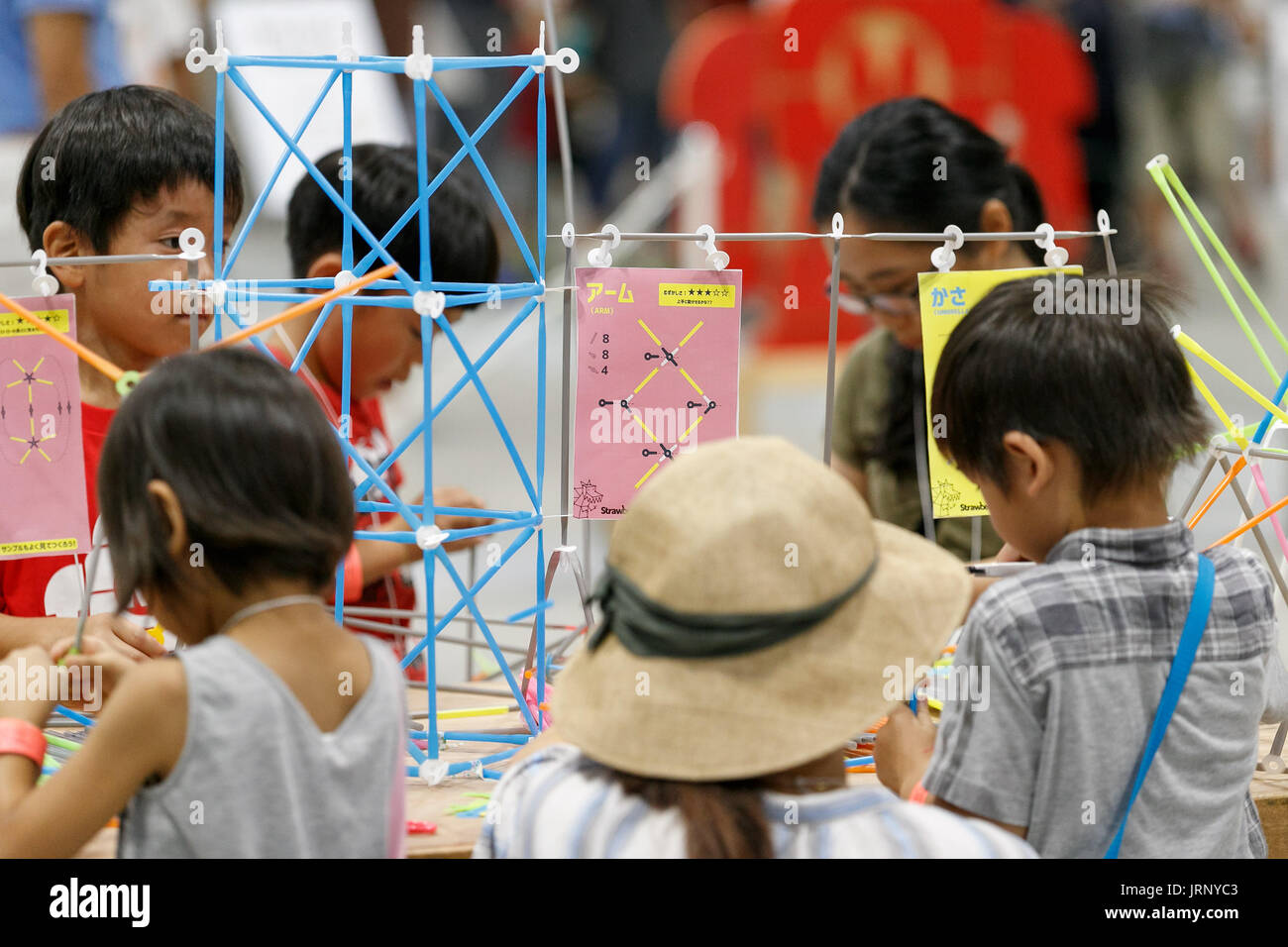 Tokyo, Japon. 6 Août, 2017. Les enfants ont plaisir à jouer dans des ateliers à Tokyo Maker Faire 2017 le 6 août 2017, Tokyo, Japon. L'événement annuel introduit des innovations des créateurs aux visiteurs dans une exposition de deux jours au Tokyo Big Sight. Maker Faire est organisé par O'Reilly Japan, Inc., qui publie le magazine : faire et faire : des livres au Japon. Credit : Rodrigo Reyes Marin/AFLO/Alamy Live News Banque D'Images