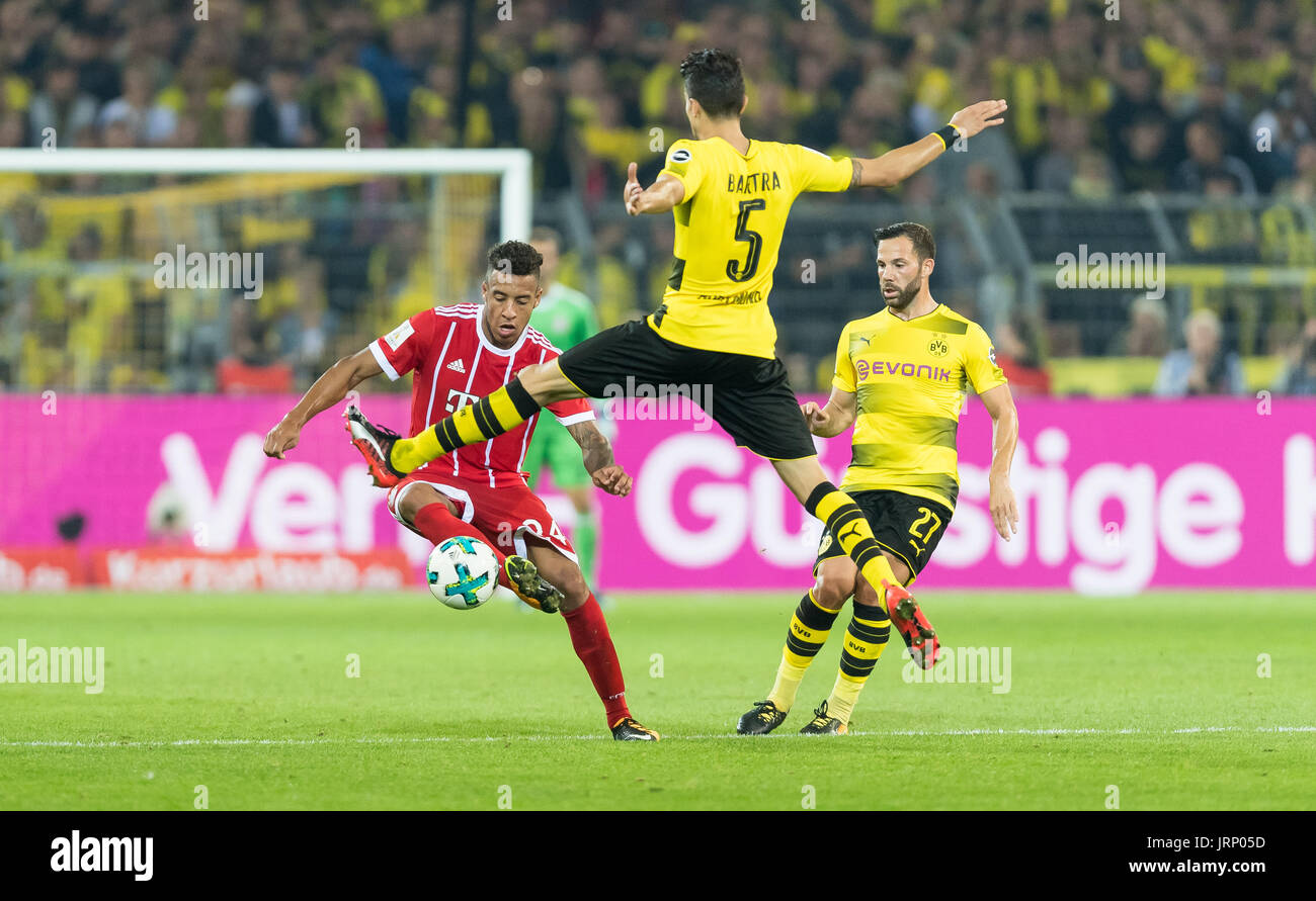 Dortmund, Allemagne. 5 Août, 2017. Gonzalo Castro de Dortmund et Marc Bartra en lice pour le ballon avec le Bayern Munich's Corentin Tolisso (droite à gauche) au cours de la FC Bayern Munich vs Borussia Dortmund finale supercoupe dans le parc de Signal-Iduna à Dortmund, en Allemagne, le 5 août 2017. Photo : Guido Kirchner/dpa/Alamy Live News Banque D'Images