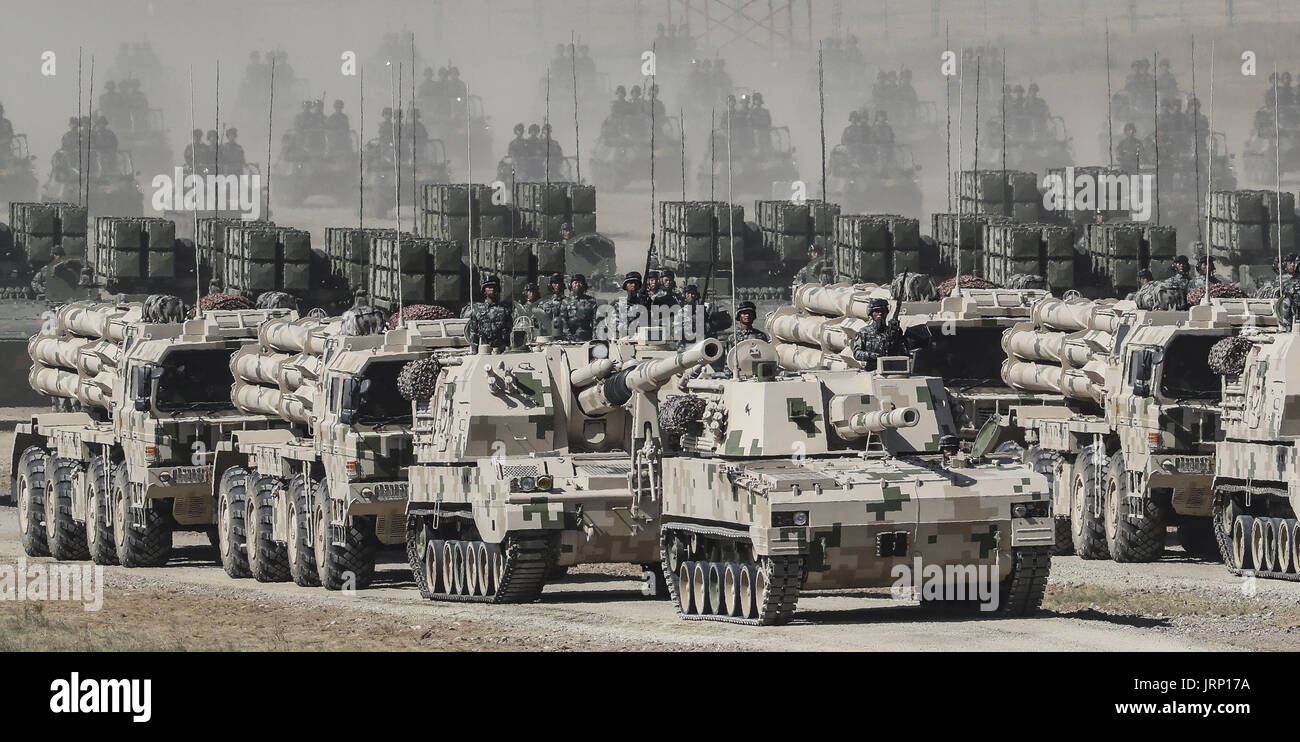 Beijing, Chine. 30 juillet, 2017. Photo prise le 30 juillet 2017 montre une formation d'artillerie automoteur pendant un défilé militaire pour célébrer le 90e anniversaire de la fondation de l'Armée de libération du peuple chinois (PLA), à base d'entraînement de Zhurihe dans le nord de la Chine, région autonome de Mongolie intérieure. Credit : Yin Gang/Xinhua/Alamy Live News Banque D'Images