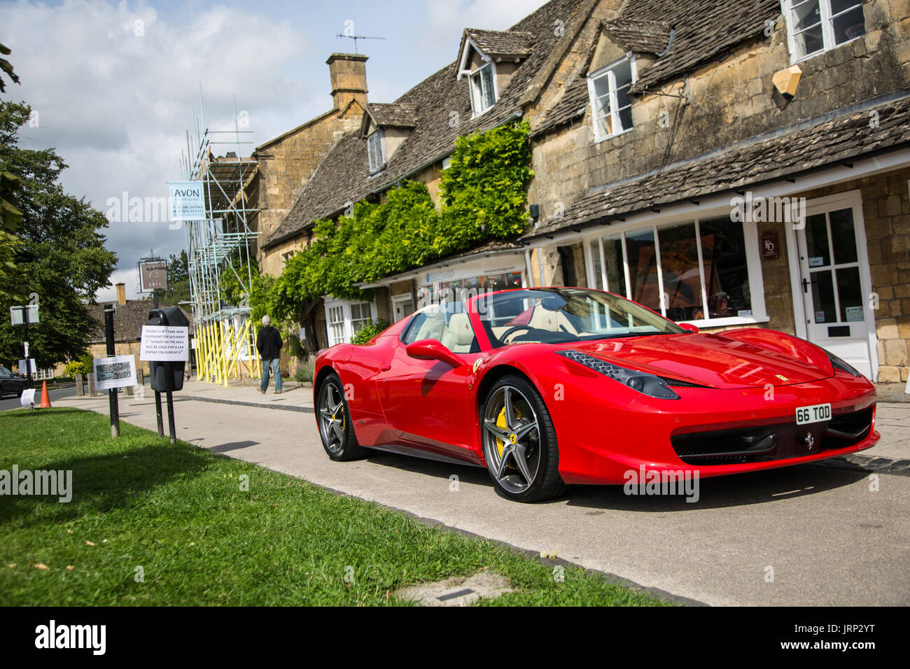 Cotswolds, Royaume-Uni. Le 06 août, 2017. une Ferrari 458 Spider Ferrari garées afin que les fans de voiture peut voir de plus près les voitures Crédit : Steven re/Alamy Live News Banque D'Images