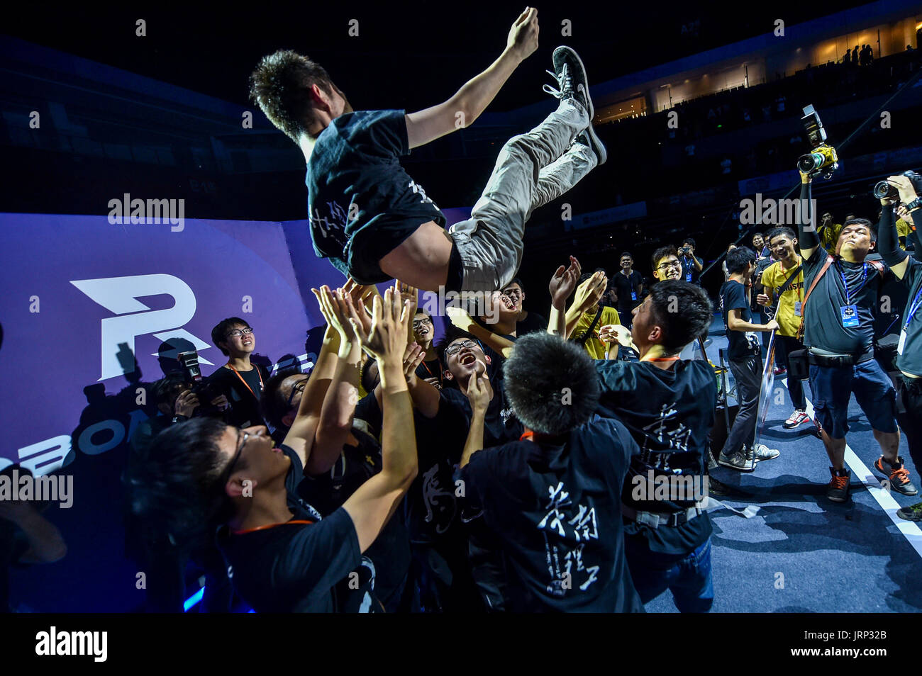 (170806) -- SHENZHEN, le 6 août 2017 (Xinhua) -- l'Investiture de l'Université de Technologie de Chine du Sud célébrer après avoir gagner la finale nationale du concours 2017 RoboMaster à Shenzhen, province du Guangdong en Chine du sud, le 6 août 2017. Plus de 7 000 jeunes ingénieurs de plus de 200 écoles ont participé au concours RoboMaster. (Xinhua/Mao Siqian)(mcg) Banque D'Images