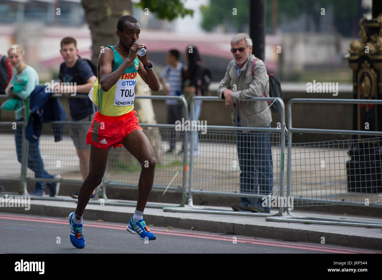Londres, Royaume-Uni. 6 Août, 2017. Tamirat Tola (Ethiopie) en prenant l'eau à l'IAAF World Athletics Championships Men's Marathon Race Crédit : Phil Swallow Photography/Alamy Live News Banque D'Images