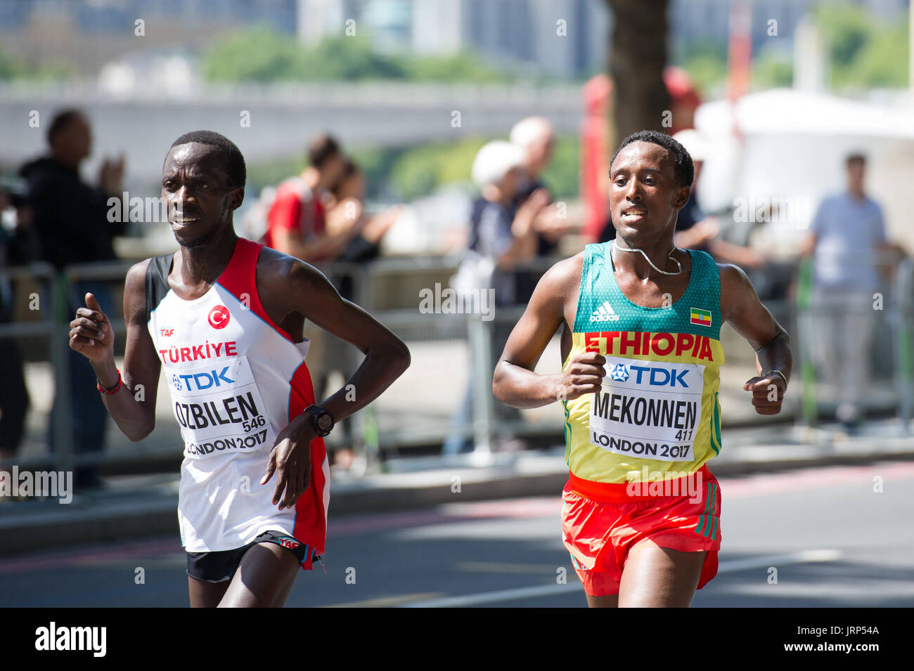 Londres, Royaume-Uni. 6 Août, 2017. Kaan Kigen Ozbilen (Turquie) et Tsegaye Mekonnen (Éthiopie) à l'IAAF World Athletics Championships Men's Marathon Race Crédit : Phil Swallow Photography/Alamy Live News Banque D'Images