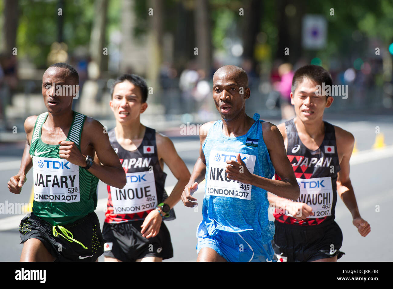 Londres, Royaume-Uni. 6 Août, 2017. Ézéchiel Jafary (Tanzanie) et Lebenya Nkoka (Lesotho) plomb Hiroto Inoue (Japon) et Yuki Kawauchi (Japon) à l'IAAF World Athletics Championships Men's Marathon Race Crédit : Phil Swallow Photography/Alamy Live News Banque D'Images