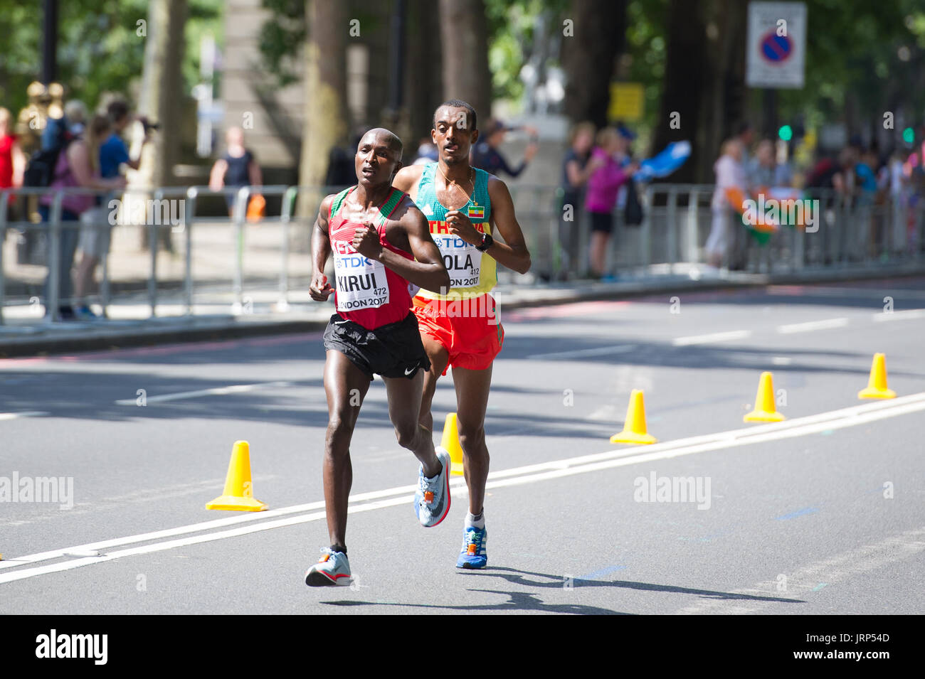 Londres, Royaume-Uni. 6 Août, 2017. Geoffrey Kirui (Kenya) menant Tamirat Tola (Éthiopie) dans les Championnats du monde d'athlétisme IAAF Marathon Hommes Crédit : Phil Swallow Photography/Alamy Live News Banque D'Images