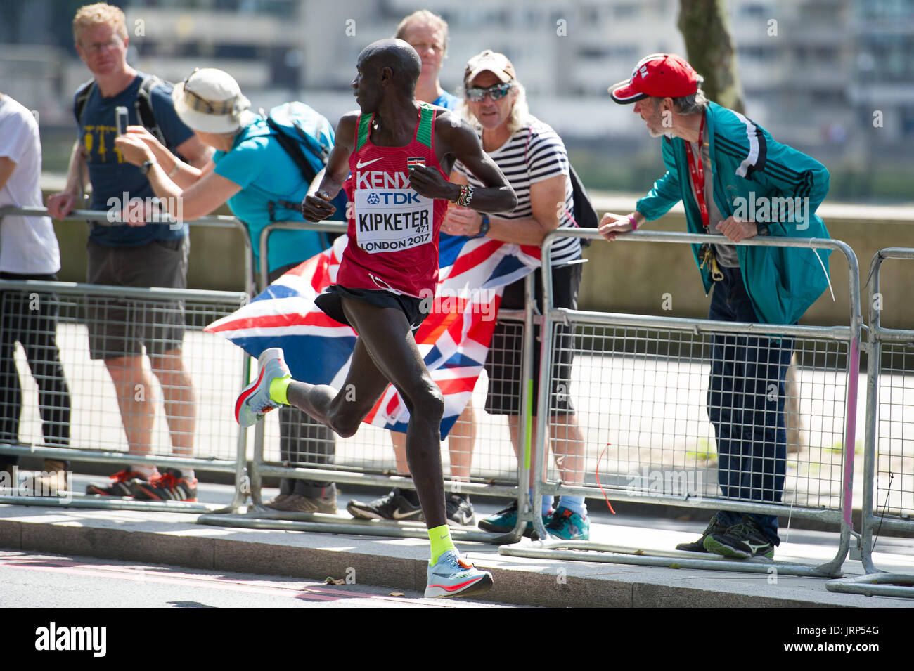 Londres, Royaume-Uni. 6 Août, 2017. Gideon Kipketer (Kenya) contrôler derrière lui pour d'autres coureurs à l'IAAF World Athletics Championships Men's Marathon Race Crédit : Phil Swallow Photography/Alamy Live News Banque D'Images
