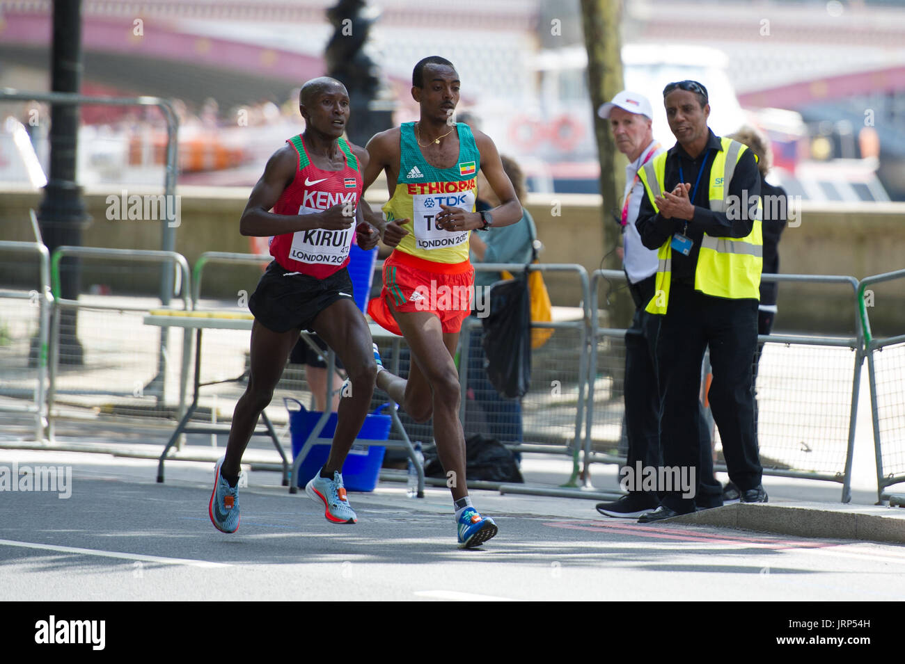 Londres, Royaume-Uni. 6 Août, 2017. Geoffrey Kirui (Kenya) et Tamirat Tola (Éthiopie) fixer le rythme dans les Championnats du monde d'athlétisme IAAF Marathon Hommes Crédit : Phil Swallow Photography/Alamy Live News Banque D'Images