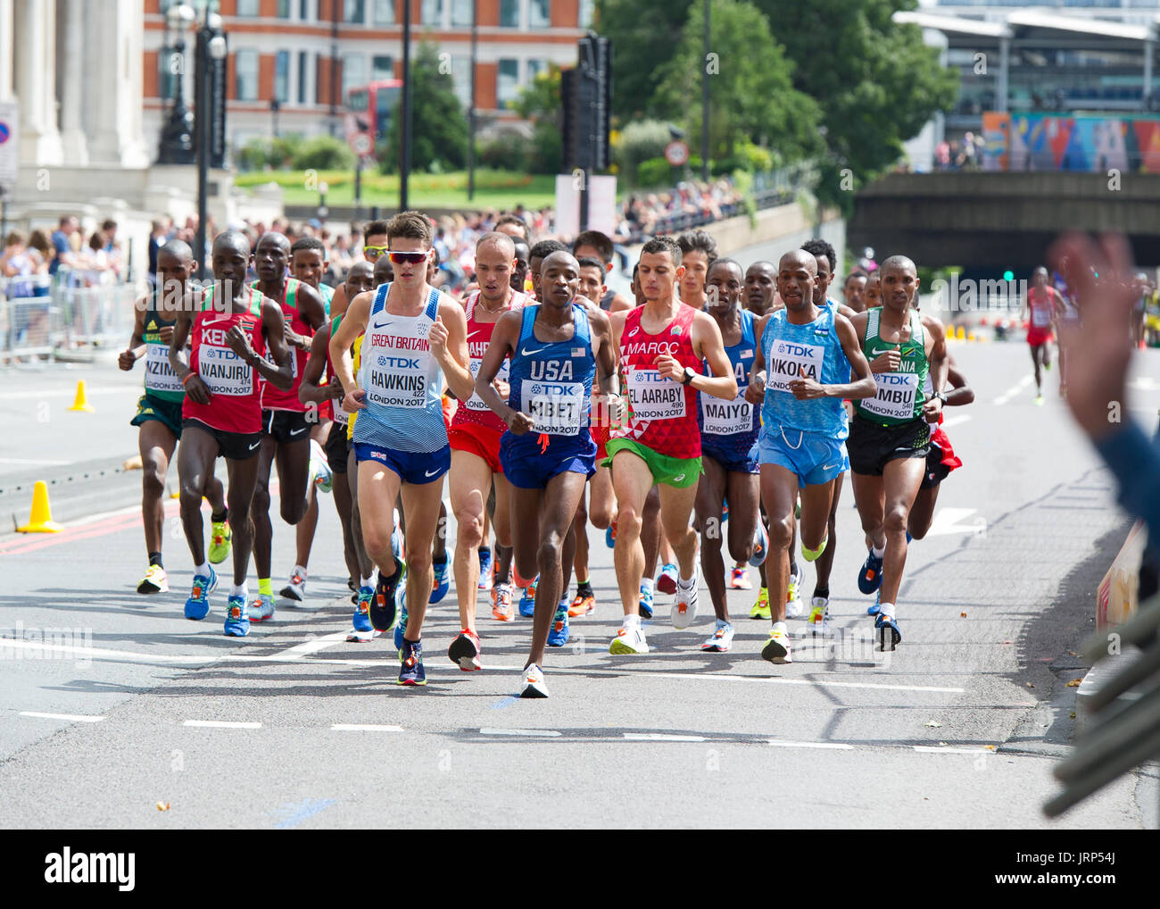 Londres, Royaume-Uni. 6 Août, 2017. Callum Hawkins (avant, à gauche du centre) à partir de la Grande-Bretagne mène le pack au début de la Men's Marathon des Championnats du monde d'athlétisme IAAF Crédit : Phil Swallow Photography/Alamy Live News Banque D'Images