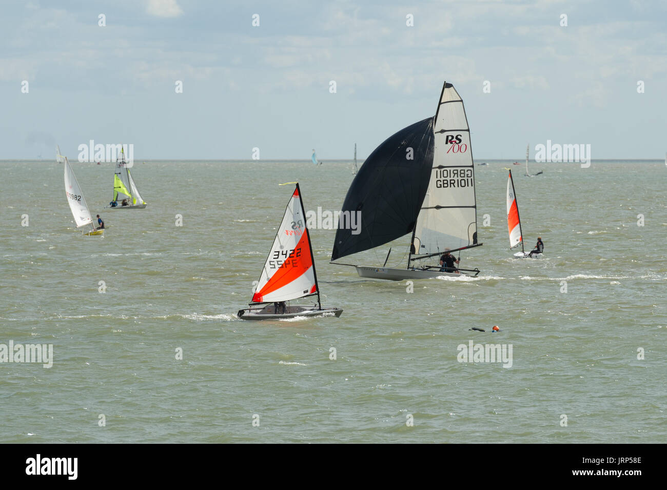 Brightlingsea, Essex, UK, 6 août 2017 les marins dans Pyefleet Canot concurrentes semaine course à Brightlingsea Club de voile sur la Colne estuaire dans l'Essex. Pyefleet semaine, dont le commanditaire principal pour une deuxième année est l'apprentissage et Compétences Solutions, est un des premier canot et régates de jour et est le plus grand de ce type sur la côte est, avec jusqu'à 150 entrées par an. Crédit : Gary Eason/Alamy Live News Banque D'Images