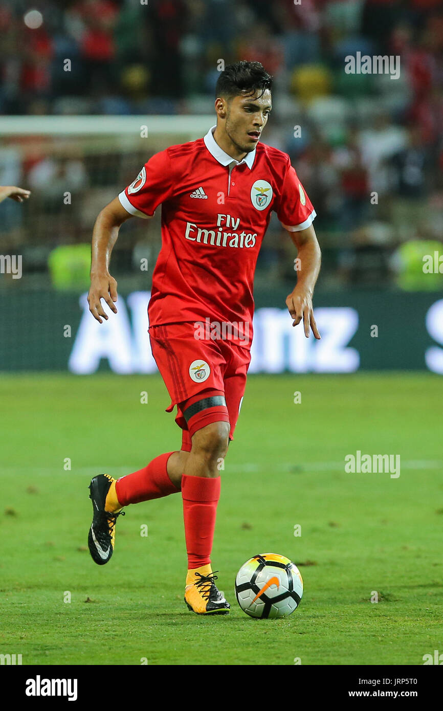 Benfica"s'avant Raul Jimenez du Mexique au cours de la Super Cup Match Candido Oliveira entre SL Benfica et Vitoria Guimaraes au Stade Municipal de Aveiro, le 5 août 2017 à Aveiro, Portugal. (Photo par Bruno Barros) Banque D'Images