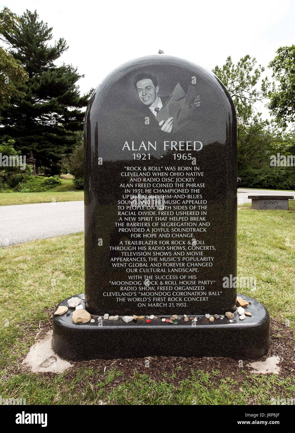 06 août, 2017 - Cleveland, Ohio, États-Unis - la pierre tombale du disc-jockey Alan Freed, connu comme ''le père du rock and roll,'' à Cleveland's Lake View Cemetery. Également enterré à vue sur le lac sont John D. Rockefeller Sr., G-Man Eliot Ness et caricaturiste Harvey Pekar.(Image Crédit : © Brian Cahn via Zuma sur le fil) Banque D'Images