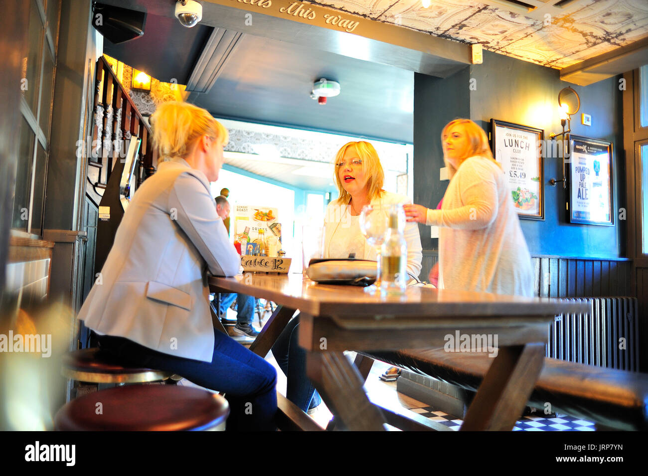 Les femmes de porter Brook Pub Ecclesall Road Sheffield South Yorkshire Banque D'Images