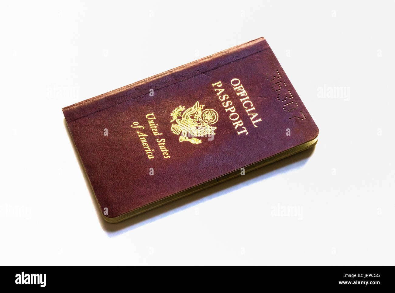 Un passeport officiel américain brun rougeâtre est montré sur fond blanc Banque D'Images