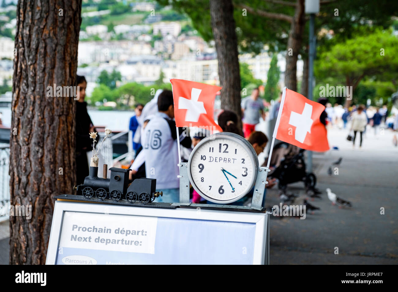 Horloge indiquant le départ du prochain navire de plaisance sur le lac de Genève, Suisse Banque D'Images