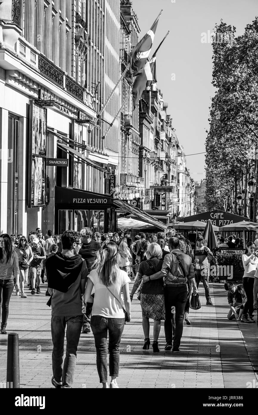 Les touristes marche sur Champs Elyseess boulevard - Paris / FRANCE - 24 SEPTEMBRE 2017 Banque D'Images